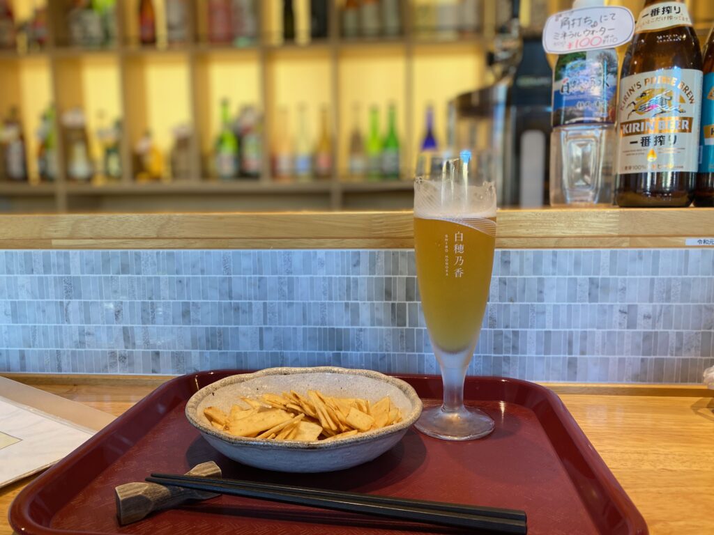 白穂乃香の生ビールとスナック菓子
