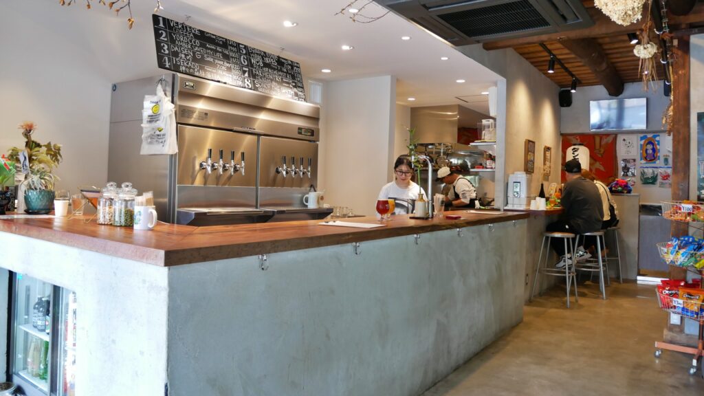 ダンキービアストアの店内、L字カウンター