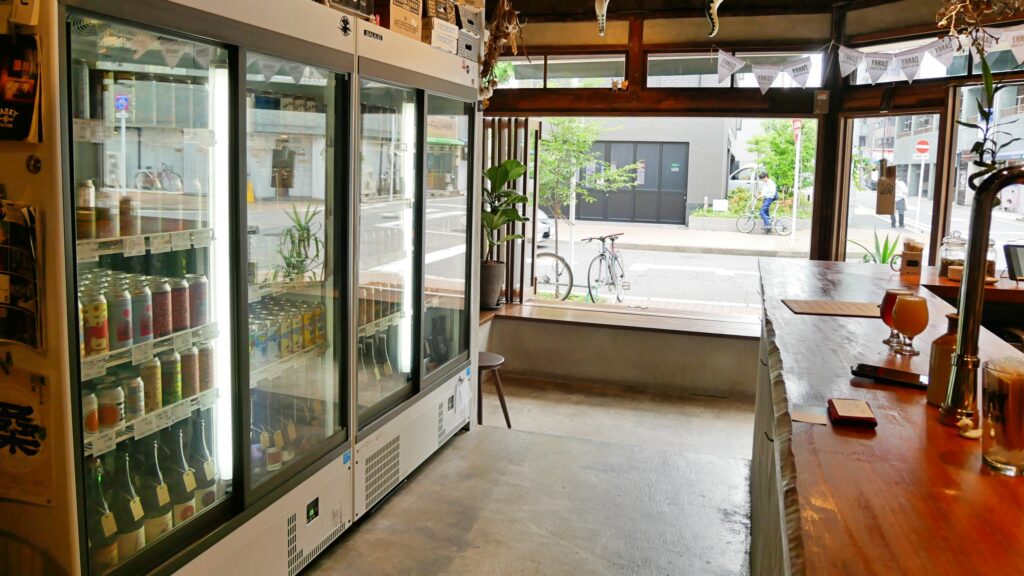 ダンキービアストアの店内、冷蔵ケースと縁側